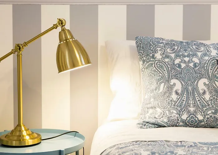 2 Beautiful Bdr Upscale Flat Embracing Tejo!