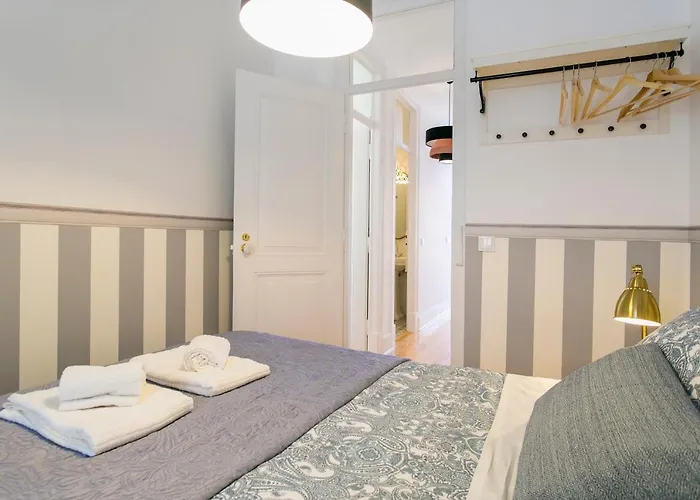 2 Beautiful Bdr Upscale Flat Embracing Tejo! 아파트